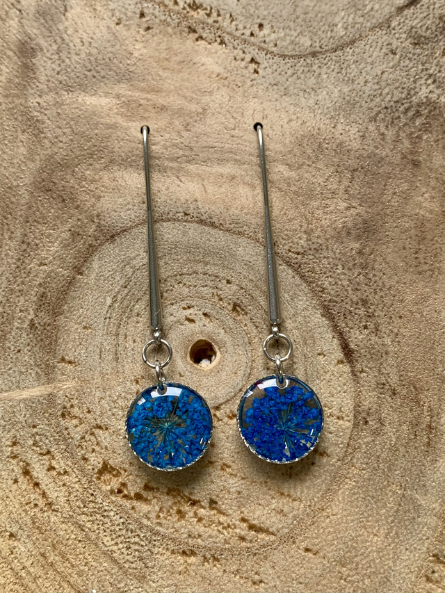 Bleues : boucles d&#039;oreilles pendantes (argentées)