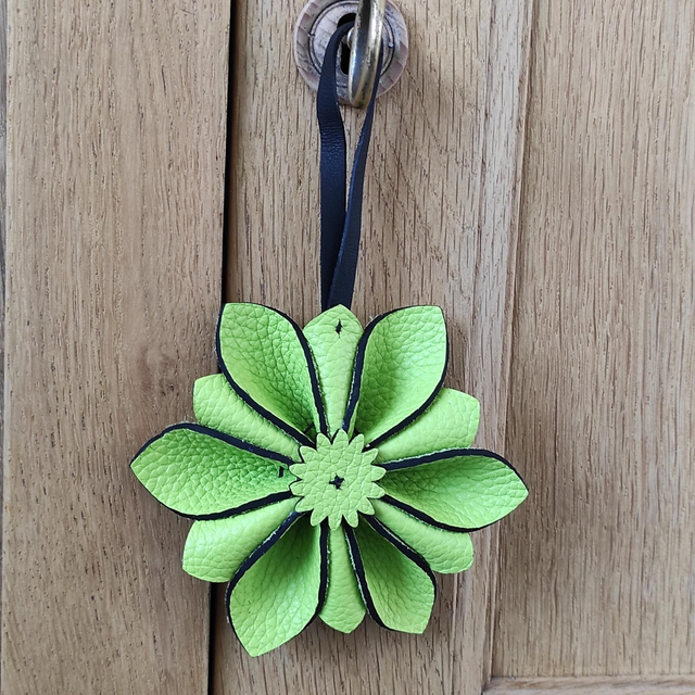 Fleur en cuir à suspendre 