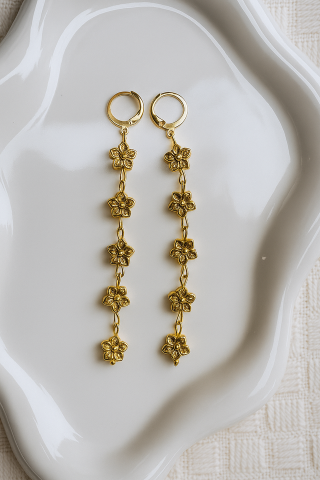 Orecchini interamente in argento 925, placcati oro 24k, con fiori in argento.