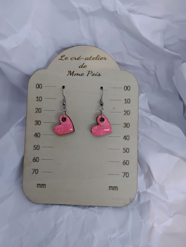 Boucles d’oreilles cœur pailleté rose en bois et résine – Attache crochet artisanale 