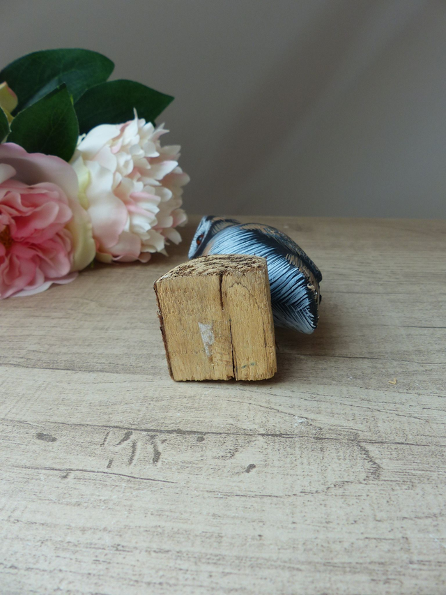 Ancienne statuette décorative hibou sculpté en bois sur socle écorce de bois, cadeau figurine hibou en bois sculpté artisanat d'art vintage