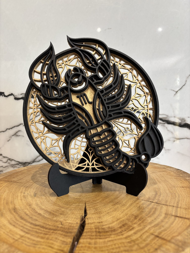 Scorpion Noir sur Or