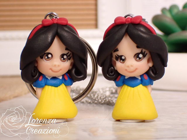 Collana e/o portachiavi modellato a mano artigianalmente, principessa Biancaneve
