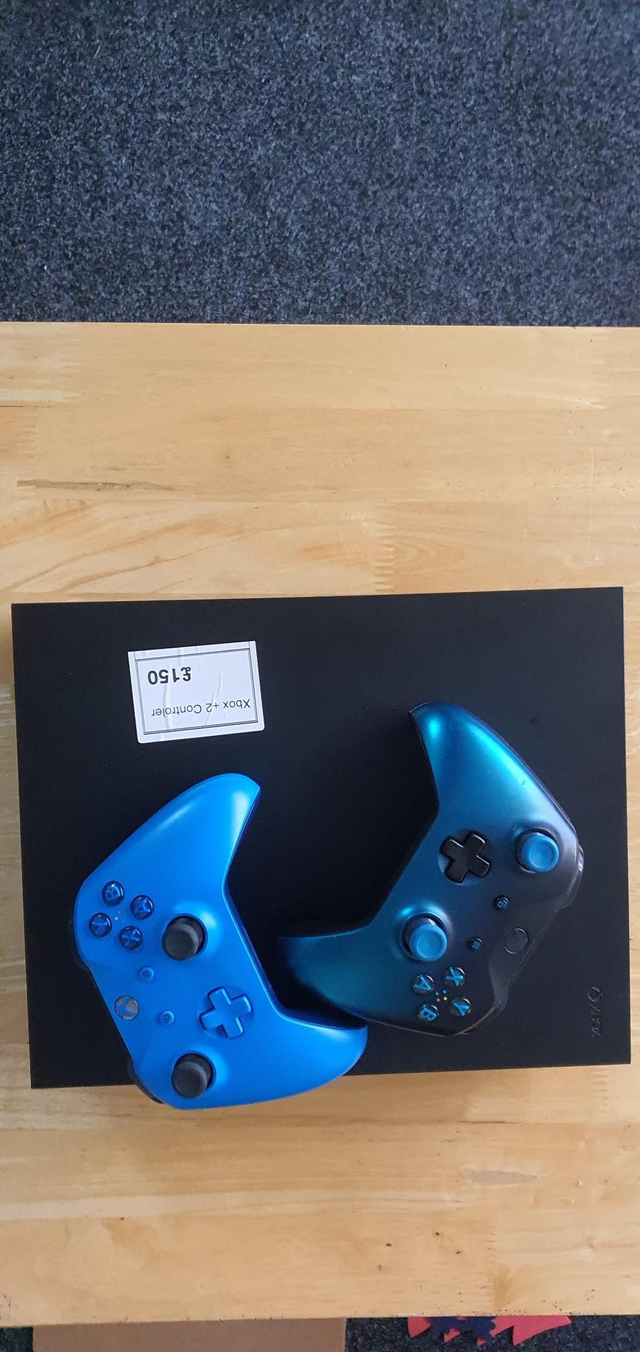 Xbox One X 1 Tb + 2 Controllers