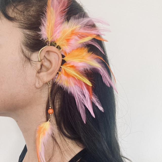 Tour d’oreille en plumes rose, orange et jaune