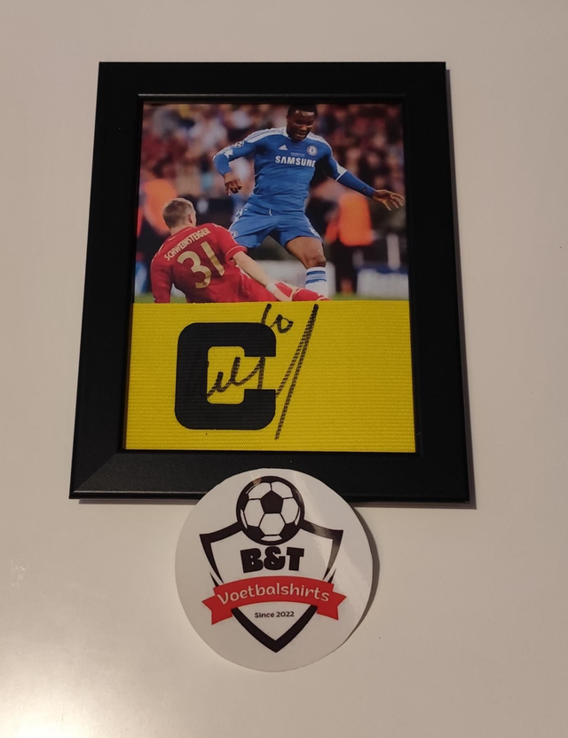 Gesigneerde aanvoerdersband Obi Mikel. 