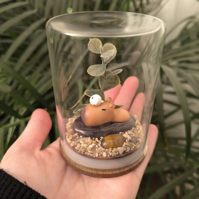 Ami protecteur - Capybara dans l'eau (oeil de tigre)