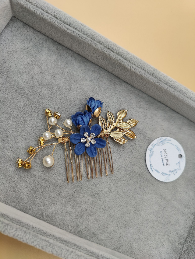 Peigne de cheveux dorée avec fleurs en tissus,