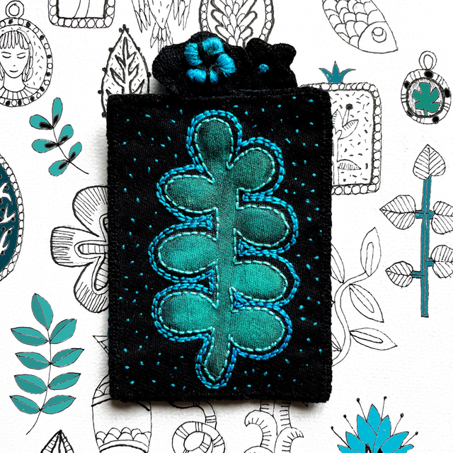 Petit tableau végétal noir et turquoise peint et brodé