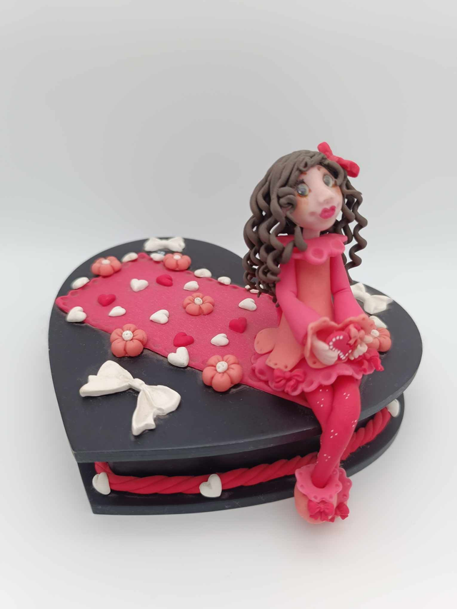 Boîte en porcelaine froide Coeur avec petite fille