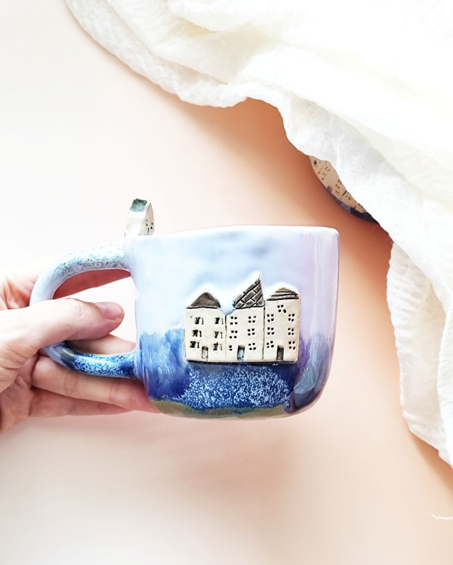 Kubek ceramiczny z domkami – ręcznie robiony