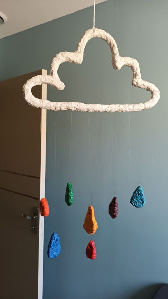 MOBILE NUAGE AVEC GOUTTES D'EAU , en papier mâché, fait main, décoration ou cadeau unique, 60 cm de hauteur total