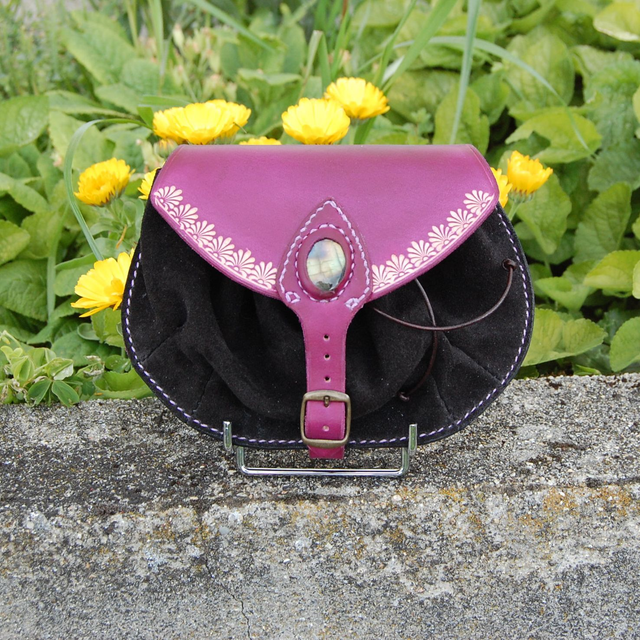 Escarcelle  en cuir de type médiéval ornée d&#039;une véritable labradorite, accesoire idéal pour les festivals.