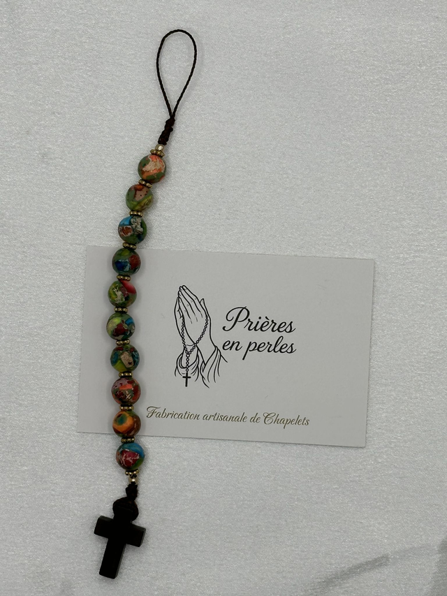 Accessoire de téléphone artisanal – Perles multicolores & croix en bois