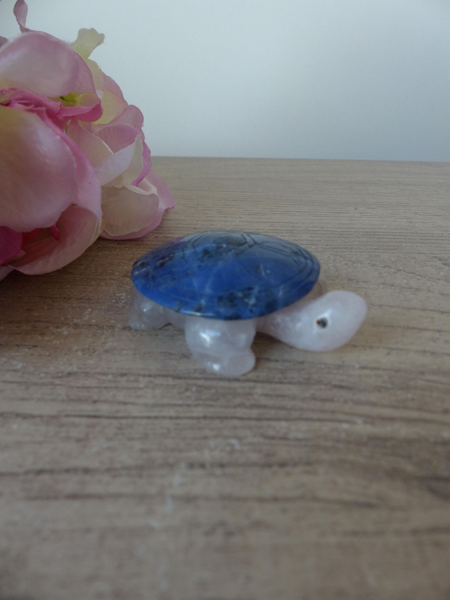 Sculpture Miniature Tortue en Pierre Blanche – Carapace Bleue – Figurine Énergétique & Décorative – Cadeau Collection Vintage