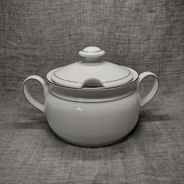 Winterling | Soepterrine met deksel rond Witte kleur Smalle zwarte accenten (hoogte 15 | breedte 18 cm - 24 cm greep tot greep) | Vintage