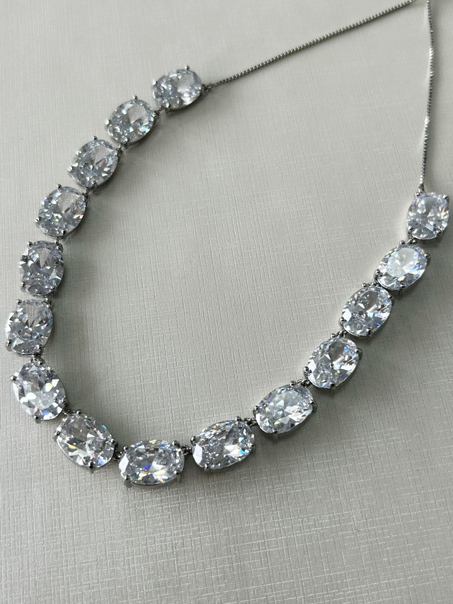 COLAR EM PEDRAS GEMA OVAL CRISTAL BANHADO EM RÓDIO BRANCO FECHO GRAVATA