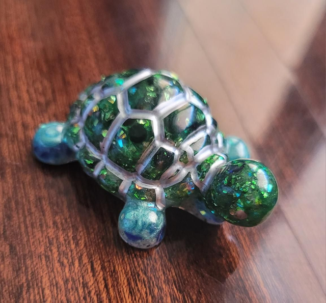 Tortue de terre et ses éclats verts et bleu 5cm