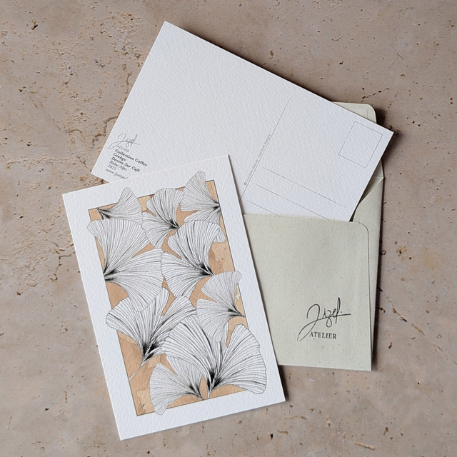 Carte postale - Café - Ginkgos, Blanc sur Café