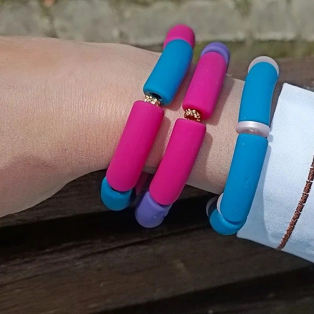 Bracelet Euphoria – Acrylique rose et mauve avec perle dorée – 25 cm de style et de bonne humeur !