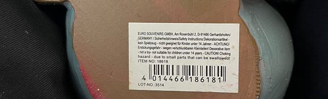 Weihnachtsmann auf Sessel – mit einem Sack mit Geschenken-liebevoll gestaltete Weihnachtsfigur
