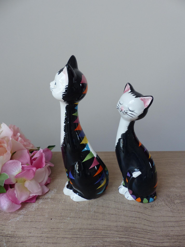 Ensemble deux chats heureux en céramique - Sculptures modernes peintes main – Chats colorés et romantiques - Décoration originale maison