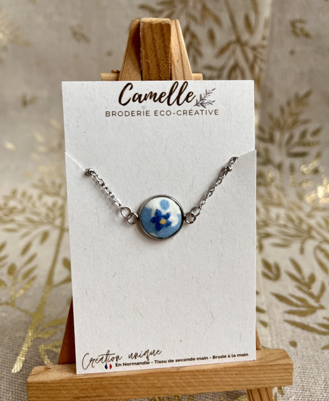 Bracelet brodé fleur bleue (argent)