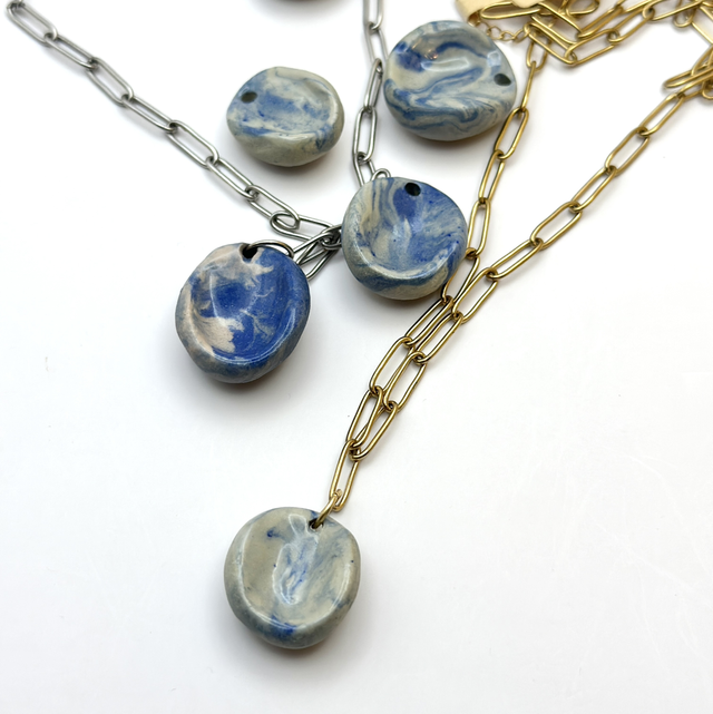 Collier “Pierre Apaisante ” en terre mêlée ciel bleu modelé à la main