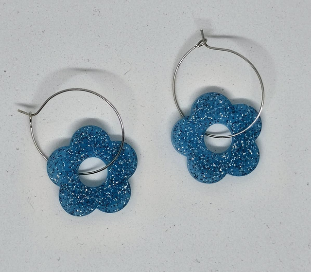 Créoles fleur bleu paillettes 