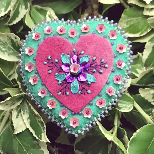 Broche menthe/fuchsia cœur perlé 
