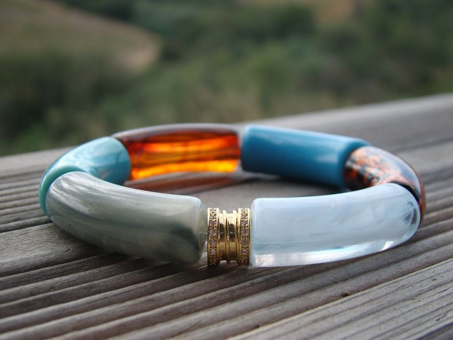 Bracelet jonc perles tubes acrylique léopard Indrani Neela