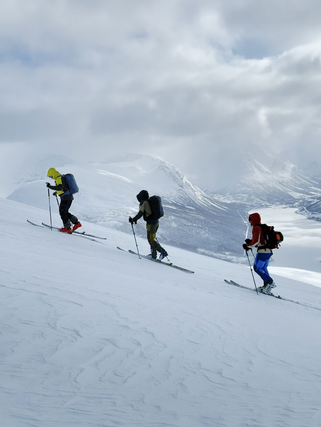 6 nights - 5 guided ski tours - Sunday to Saturday | March 22–28 | Kvaløya
