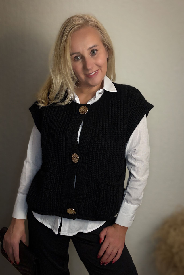 Strickgilet Sako mit goldfarbenen Knöpfen