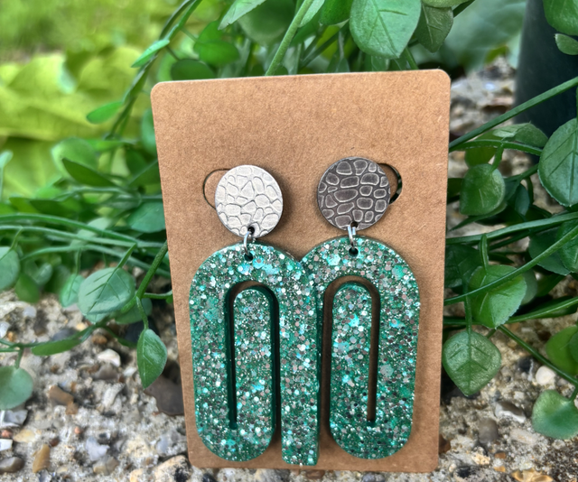 Boucles d’oreilles résine vert et argenté à paillettes 