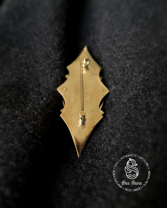 Broche claire obscur