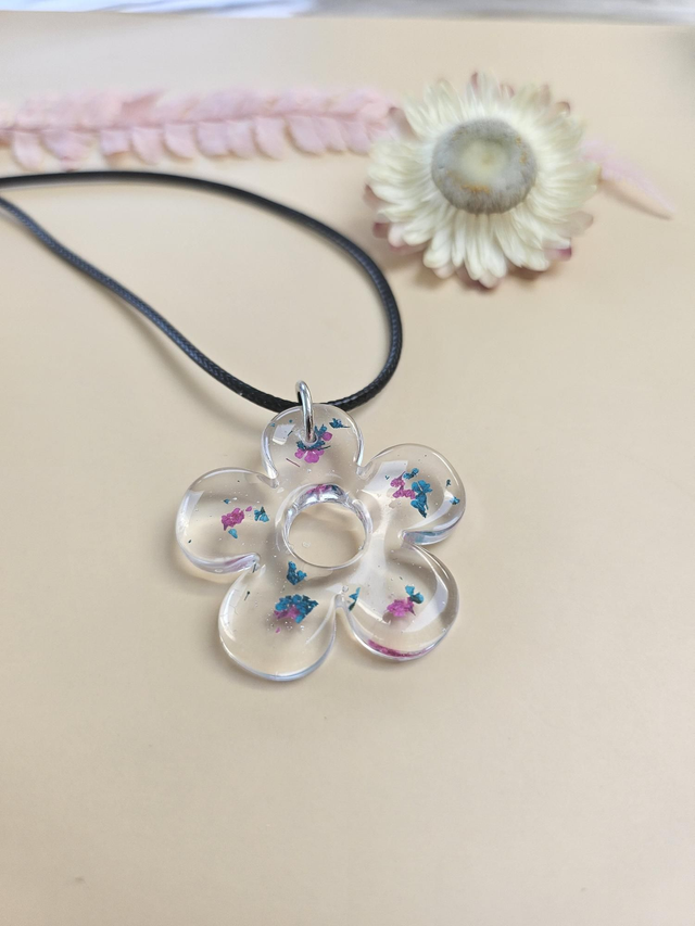 Pendentif en résine - Fleurs fushias et bleues