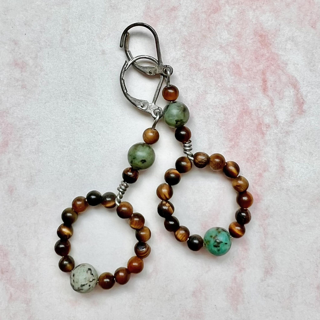 Oorbellen van kleine tijgeroog en chrysocolla