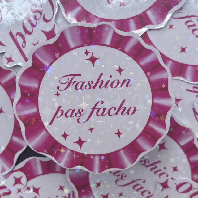 Sticker "Fashion pas facho" badge effet étoiles.
