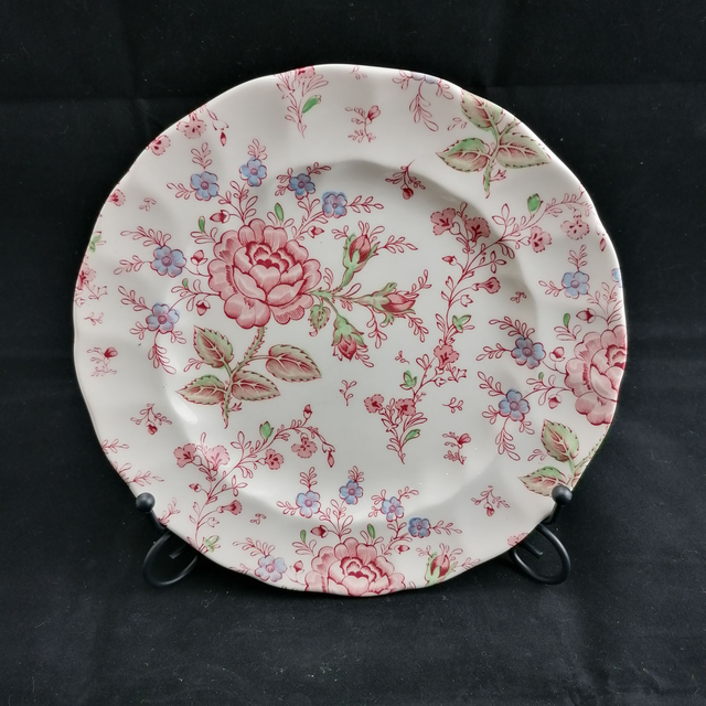 Johnson Bros | Meerdere geschulpte ontbijtborden (diameter 22,0 cm | hoogte 2,0 cm) in fraai meerkleurig ‘Rose Chintz’ decor | Vintage