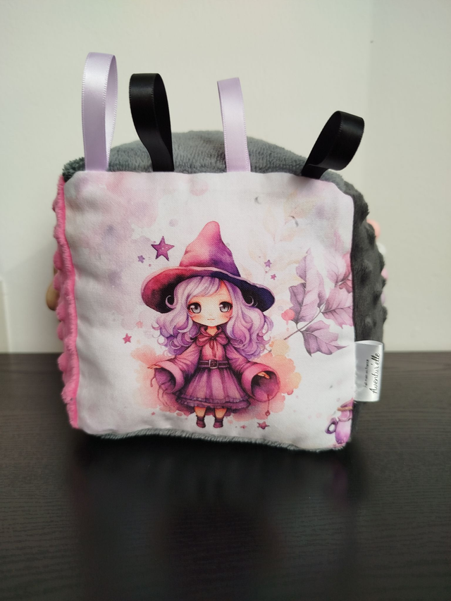 Cube d'éveil sorcière rose