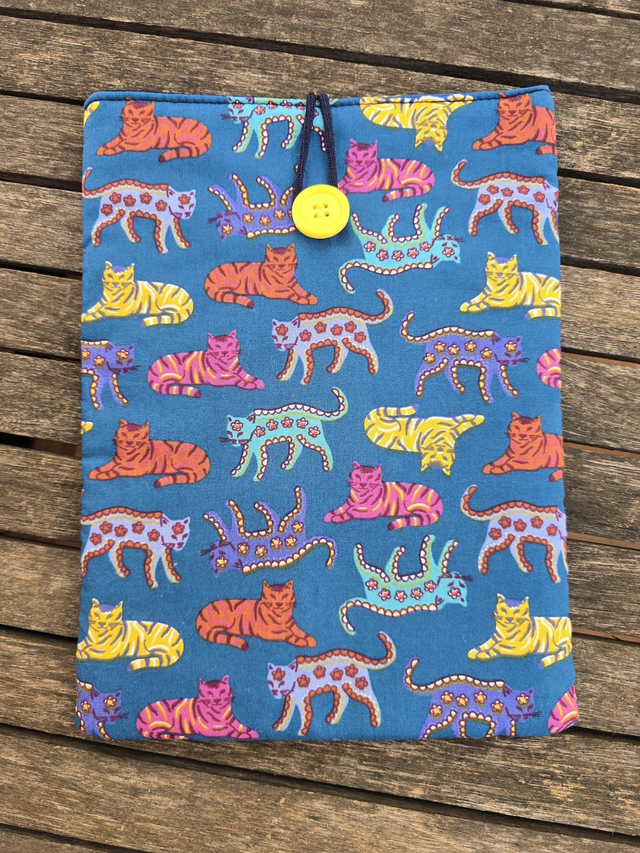 Funda de libro acolchada de gatos de colores con fondo azul