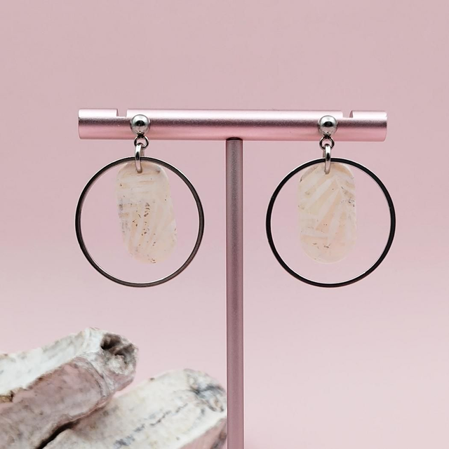 Boucles d&#039;oreilles Anneau Argenté Effet Marbre Blanc et Rose, Imprimé Feuillage