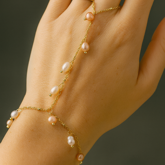 Gioiello da mano in argento placcato oro 24k con perle 