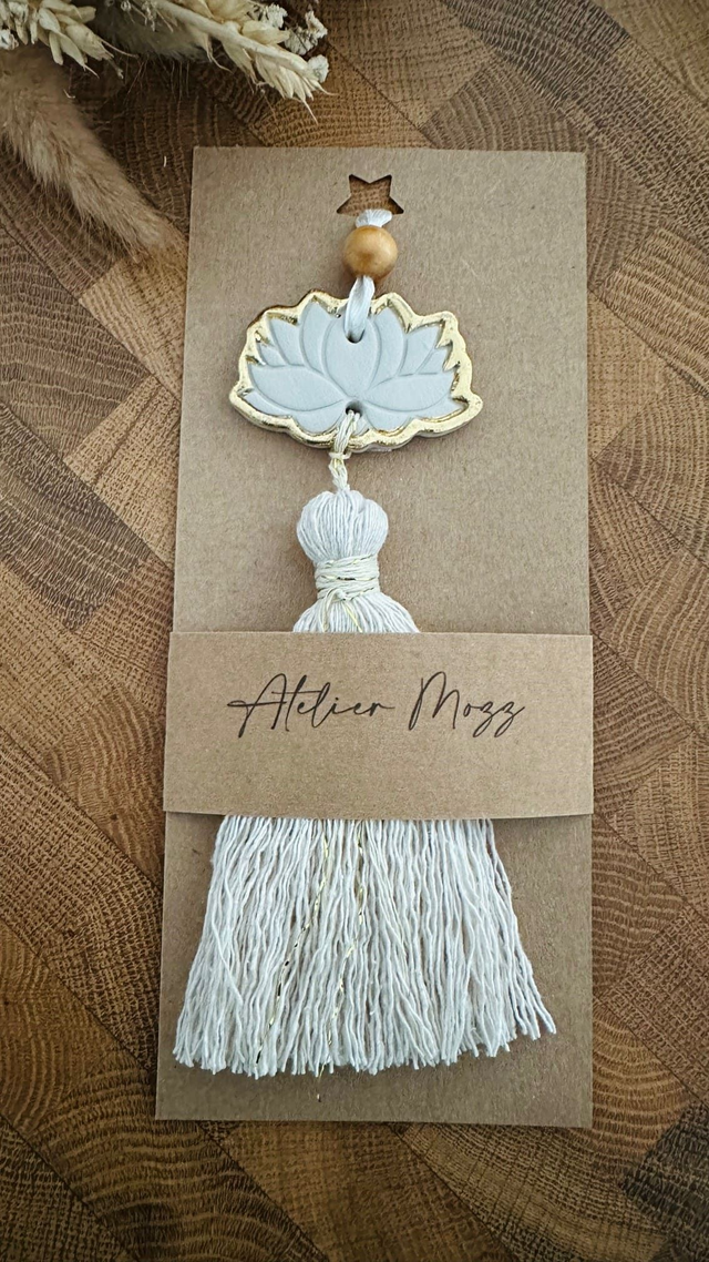 Suspension LOTUS en argile &amp; pompon macramé - création artisanale poétique