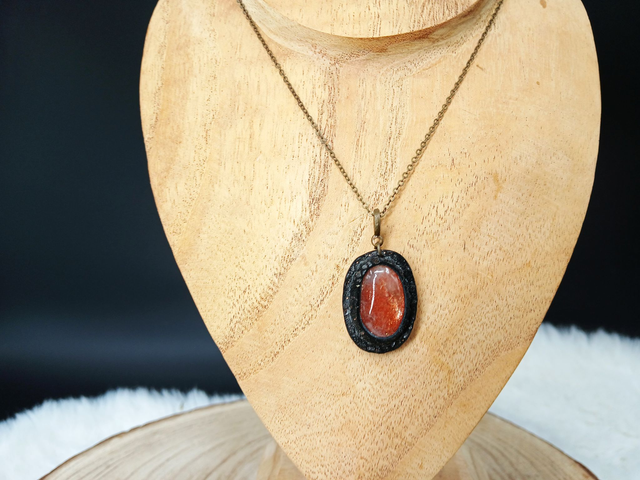 Andraste, pendentif en pierre de soleil et cuir