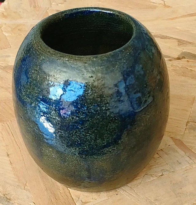 🌲 Vase olive en grès – Vert mousse &amp; reflets bleus