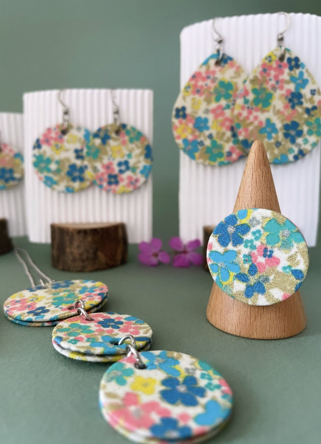 Bague réglable avec cercle de carton tapissé de tissu imprimé fleuri, collection « pâquerette vintage » - tons blanc, rose, bleu, vert et doré.