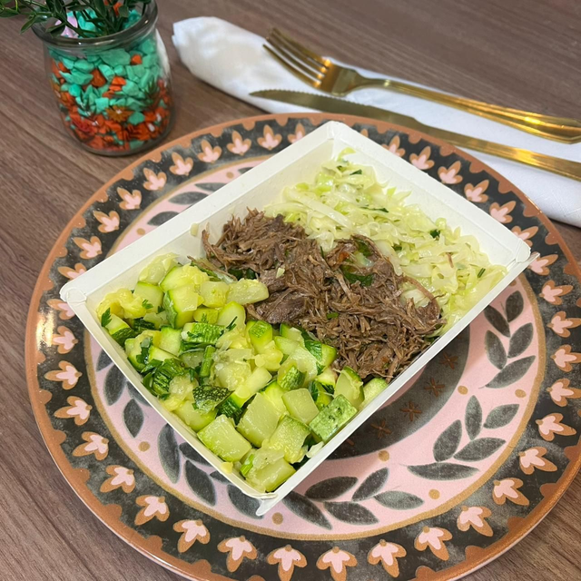 Carne bovina desfiada + Abobrinha + Repolho