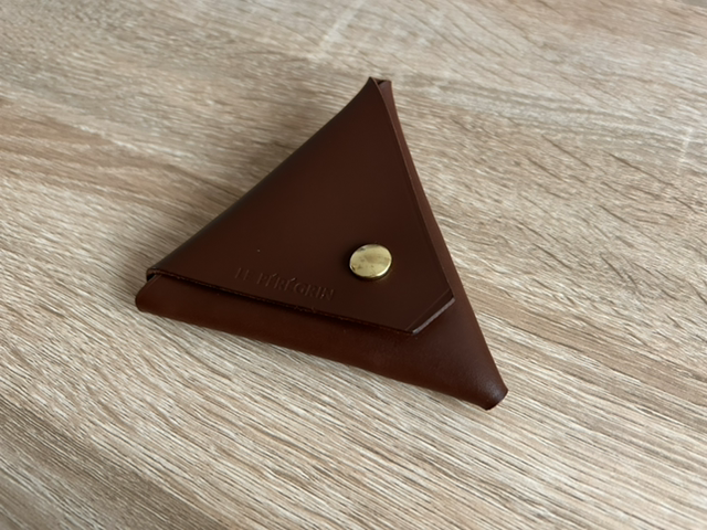 Porte monnaie triangulaire en cuir de bœuf/taureau - Le Sambosak (coloris “Chocolat”)