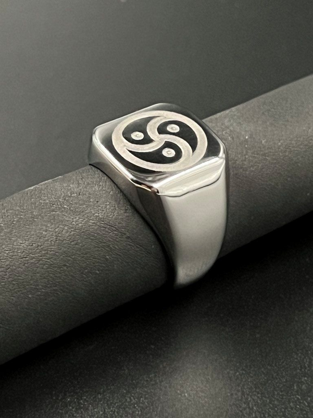 Zegelring met BDSM symbool. Materiaal RVS 316L.